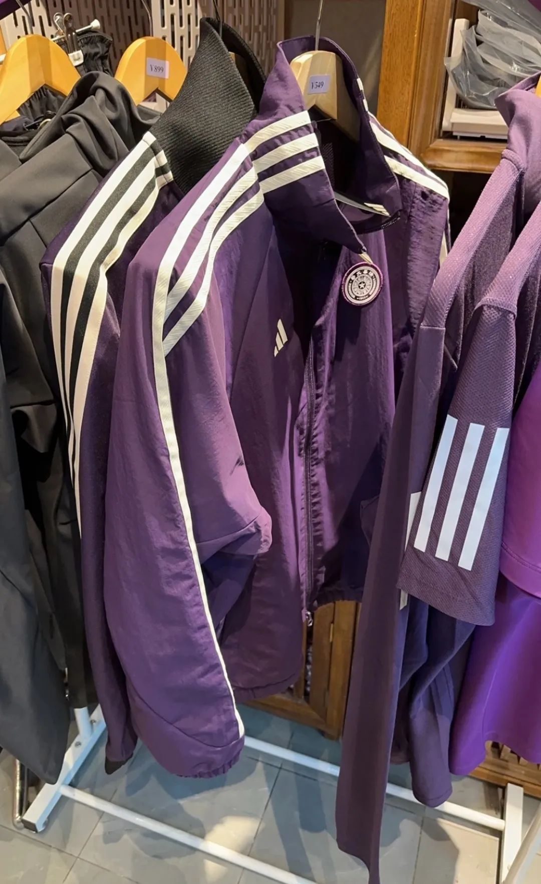 清华，Adidas