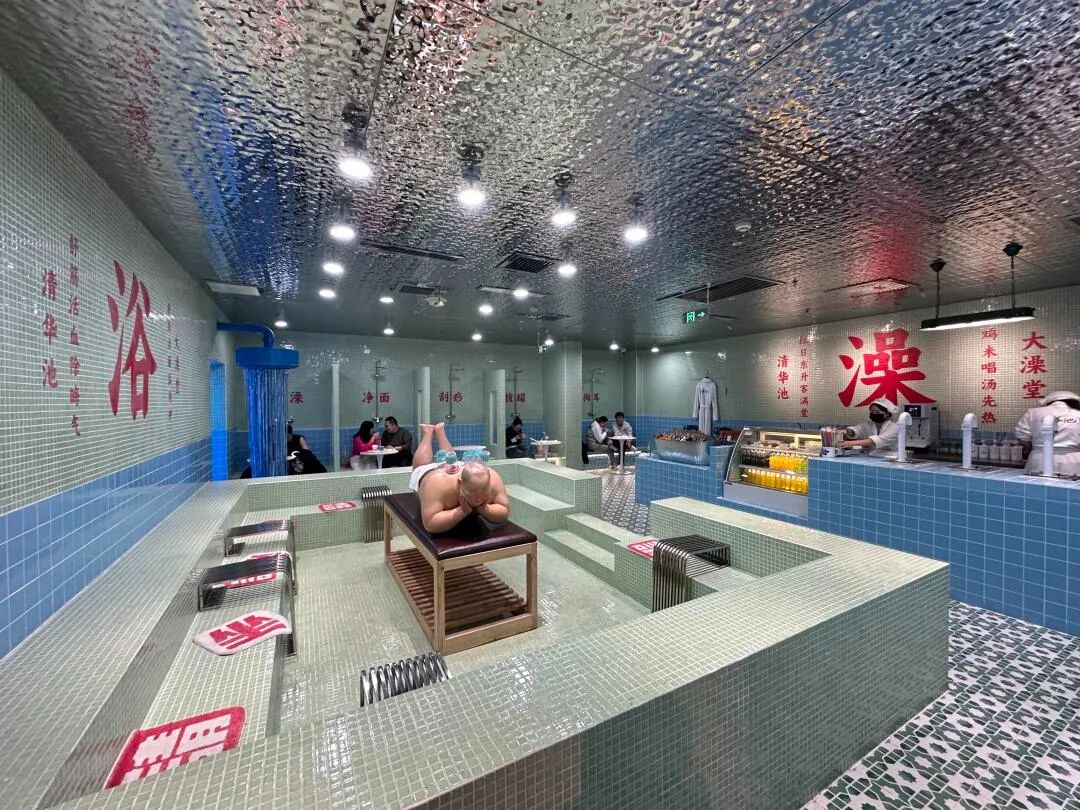 澡堂里开咖啡店，网友：饭缩力满满！