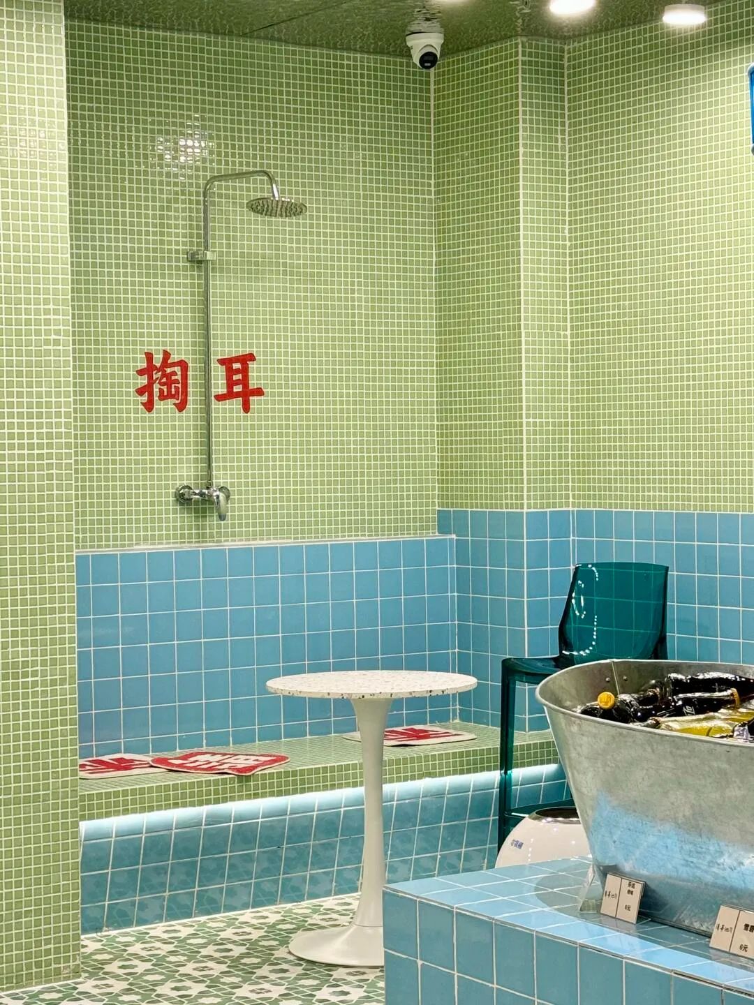 澡堂里开咖啡店，网友：饭缩力满满！